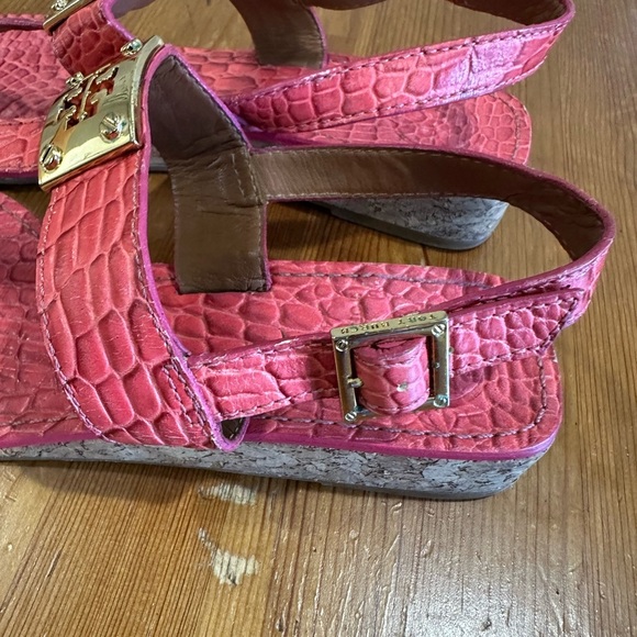 Tory Burch Pink and Brown Croc-Embossed sándals - Picture 9 of 12